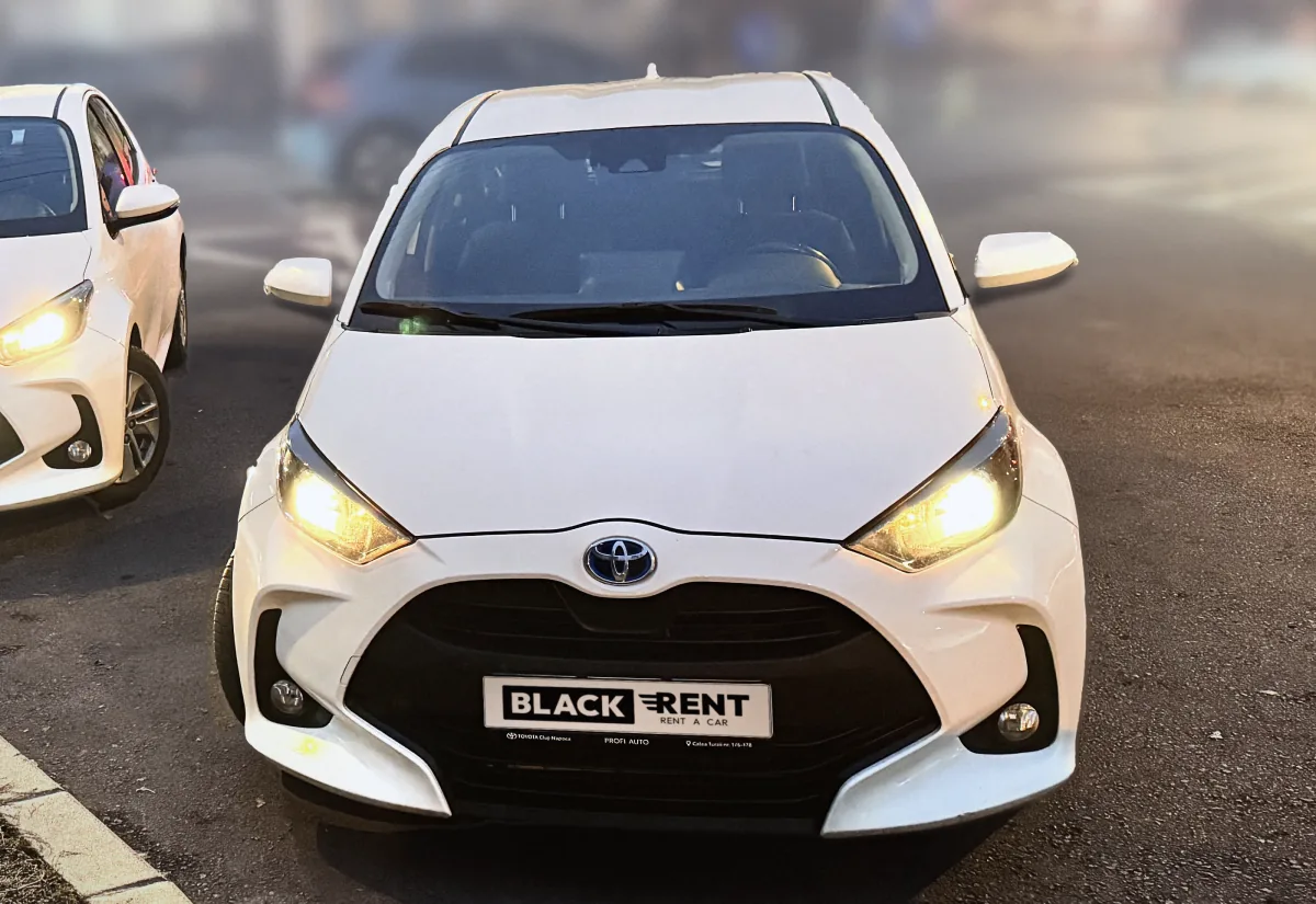 Toyota Yaris Hybrid albă BlackRent